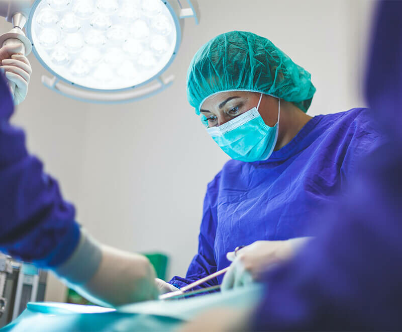 Operationsfehler - Ärztin in OP-Kleidung führt Eingriff durch